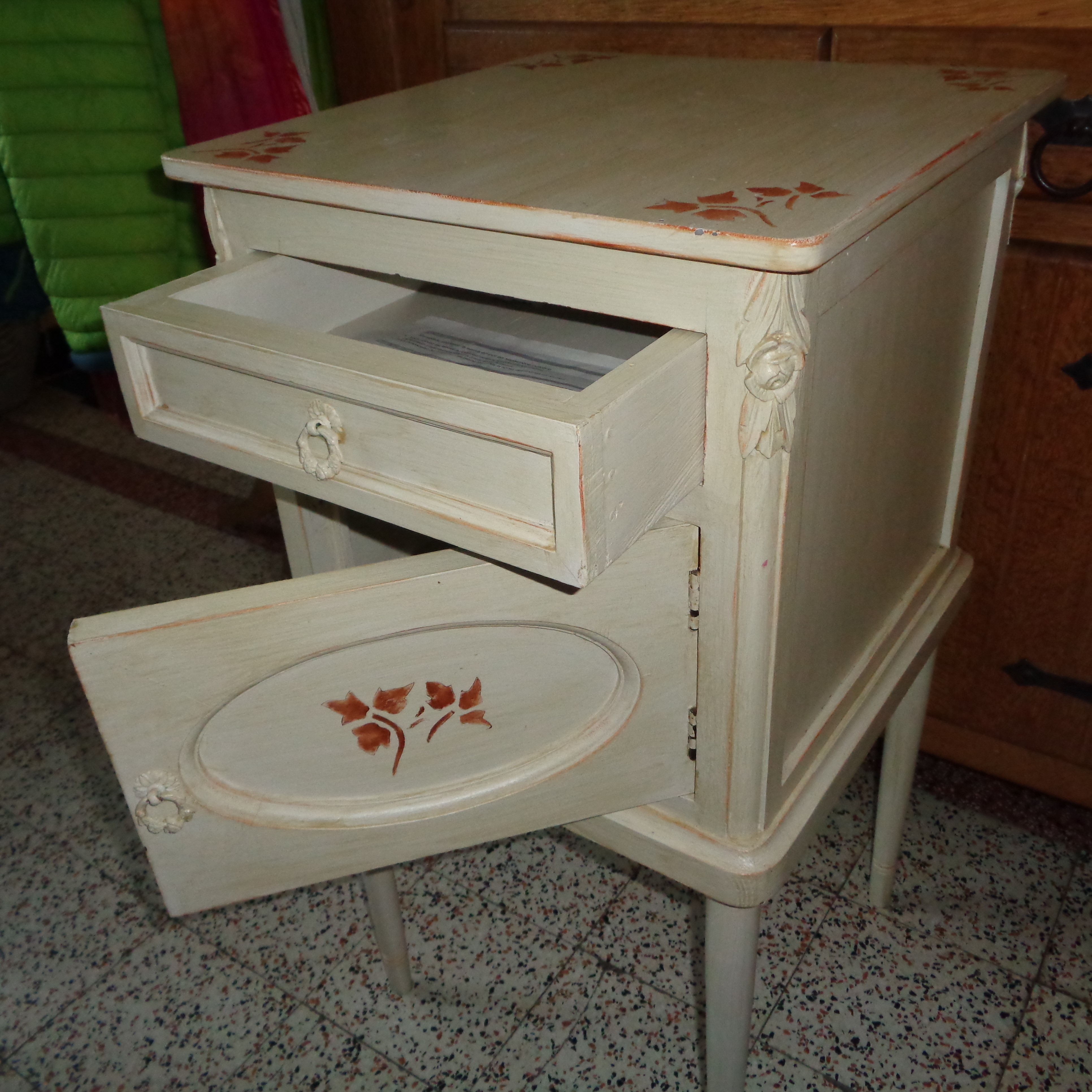 A vendre table de nuit ancienne